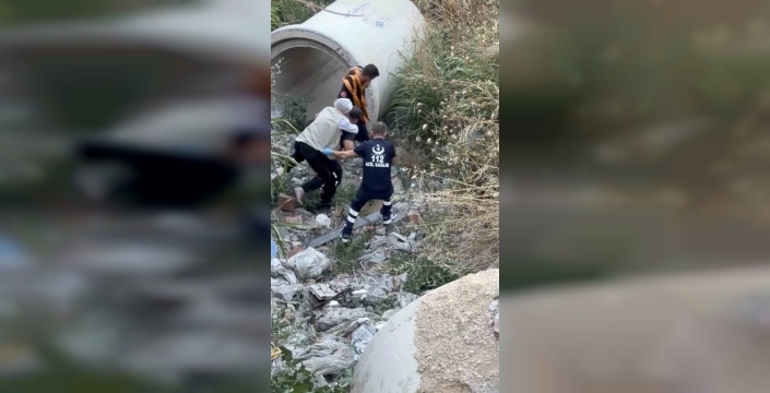 20 metreden düşen yaralıyı sırtında taşıyan kahraman itfaiyeci yürekleri fethetti