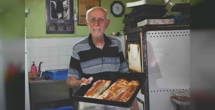 69 yıldır aynı tezgahta, 81 yaşında bir lezzet efsanesi: 'Hayata yeniden başlasam yine börekçi olurdum