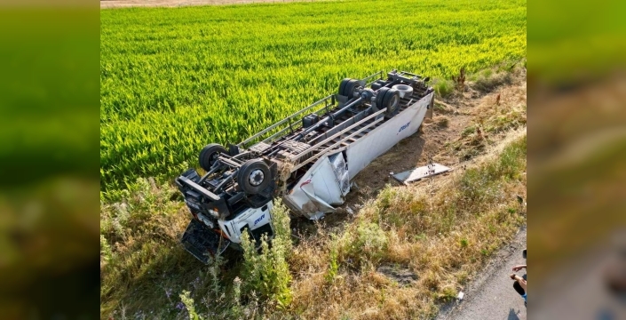 AFAD tırı devrildi, beyaz eşyalar yola saçıldı: 2 yaralı!