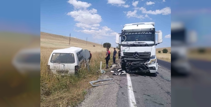 Afyonkarahisar''da acı kaza: Minibüs şoförü tırla çarpıştı, yaşamını yitirdi