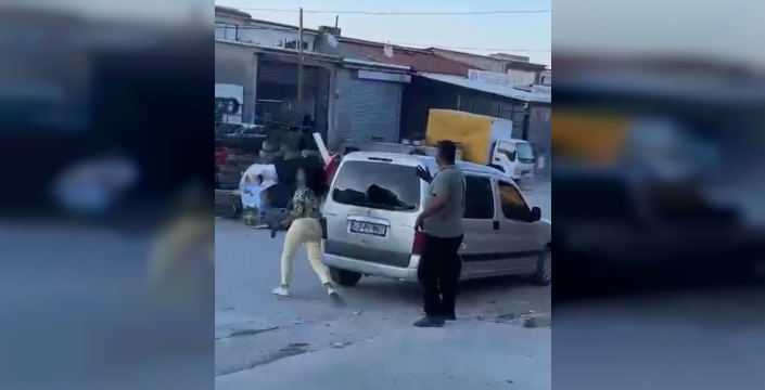 Afyonkarahisar'da çekiçle öfkesini kusan kadın, sevgilisinin aracına zarar verdi