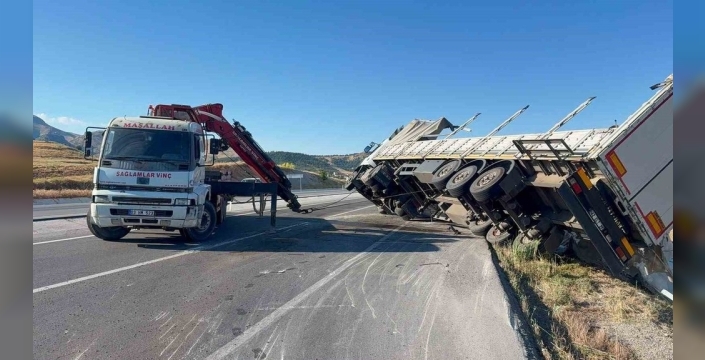 Afyonkarahisar'da devrilen tırın sürücüsü hastaneye kaldırıldı