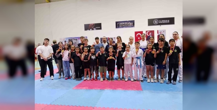 Alaşehirli karateciler Ege'yi madalyalarla fethetti, kürsüde yerini aldı