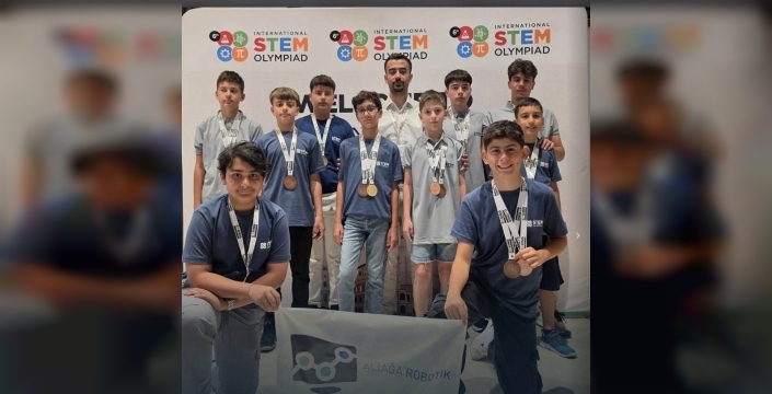 Aliağalı öğrenciler, İtalya'daki kodlama olimpiyatından 17 ödülle döndü