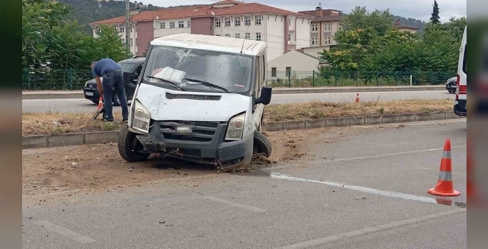 Amasya'da minibüs refüjdeki ağaç ve direğe çarptı, 4 kişi yaralandı