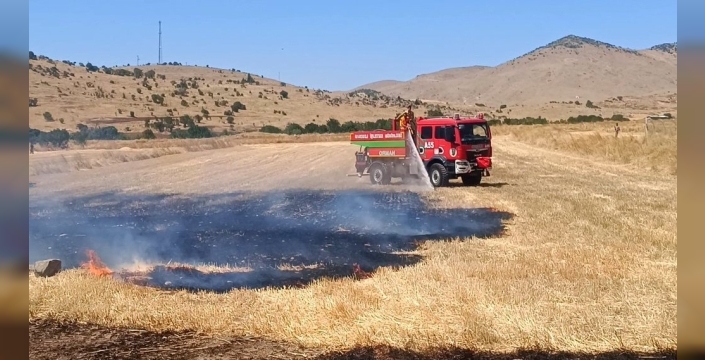Anız yangını Sandıklı'da 200 dekarlık alanı küle çevirdi