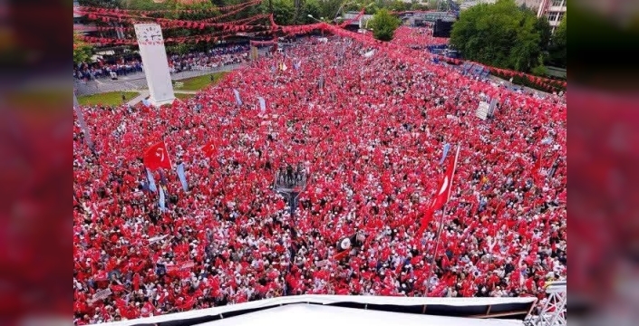ANKARA’DA 200 BİN TÜRK BAYRAĞI KUVAYI MİLLİYE RUHUNU CANLANDIRDI