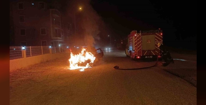 Antalya'da seyir halindeki otomobil alev aldı: Sürücü son anda kurtuldu
