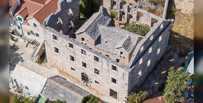 Arsasını Vermedi, Dev Yapı Eviyle Çevrelendi: Brac Adası'ndaki İnanılmaz Gerçek
