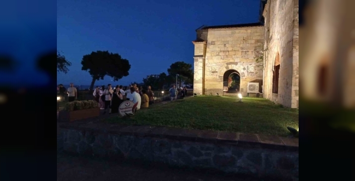 Ayasofya'nın akşam ışıklandırması ziyaretçileri büyülüyor