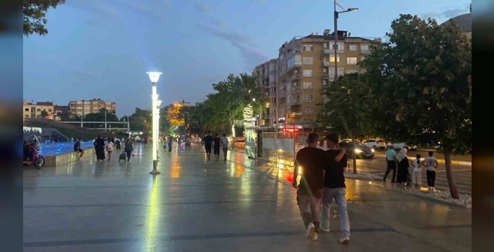 Aydınlılar akşam serinliğinde nefes alıyor