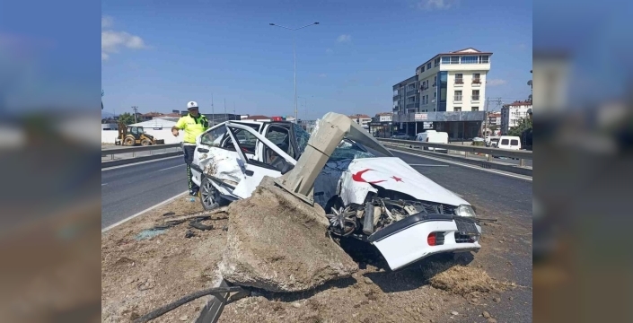 Bafra'da trafik kazası: Otomobil direğe çarptı, sürücü yaralandı