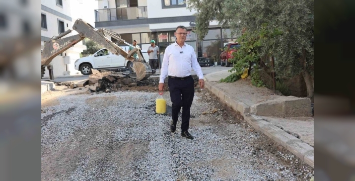 Başkan Öküzcüoğlu'ndan işçilere serinletici limonata ikramı