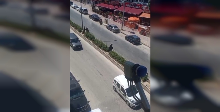 Bastonlu yaşlı kadın, refüjden atlayarak ölümle dans etti!
