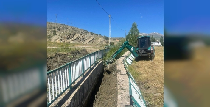 Bayburt'ta dere ve sulama kanallarında temizlik çalışmaları devam ediyor