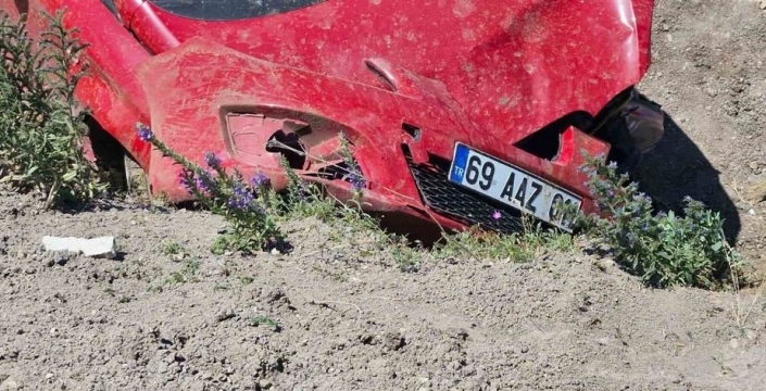 Bayburt'ta otomobil takla attı, 8 kişi hastanelik oldu