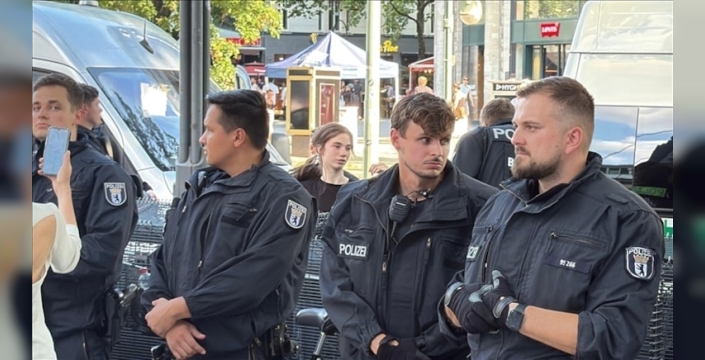 Berlin'de dehşet: Kasiyer 11 saat boyunca boğazında bıçakla rehin alındı, polis son anda kurtardı