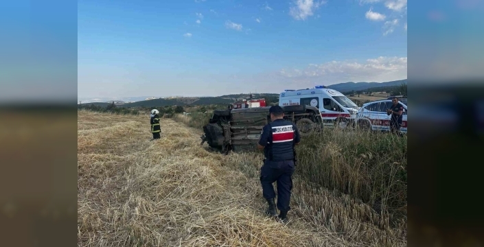 Bilecik'te direksiyon hakimiyetini kaybeden sürücü tarlaya uçtu: 1 yaralı