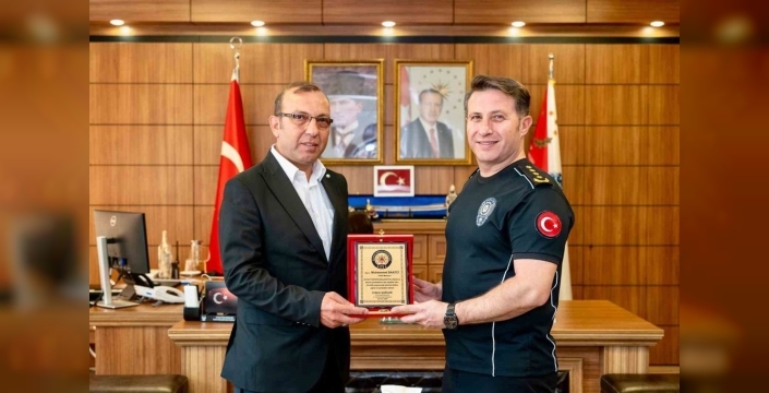 Bilecik'te emekliye ayrılan polis memuruna onurlandırma töreni