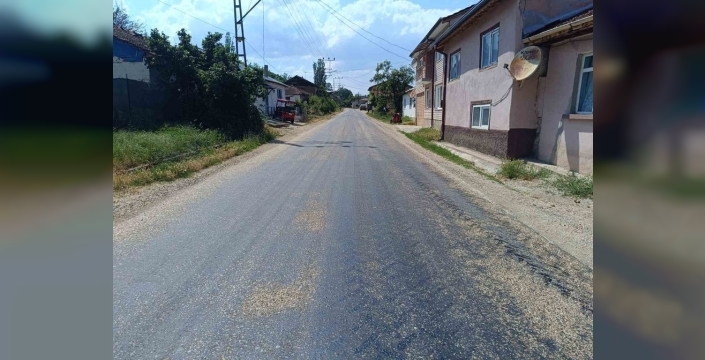 Bilecik'te sıcak hava asfaltı eritti, ekipler devreye girdi