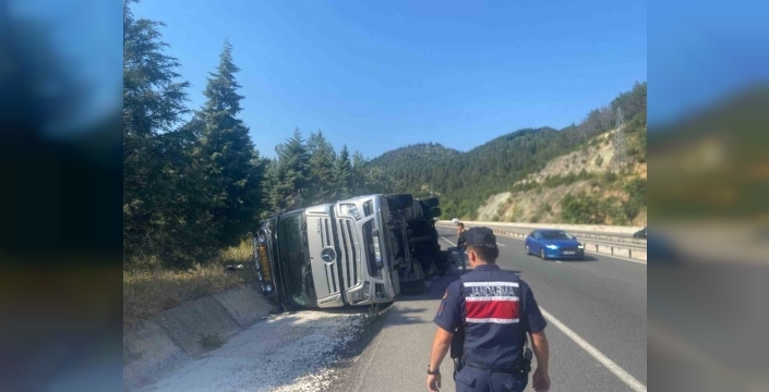 Bilecik'te tır kontrolden çıkarak yan yattı