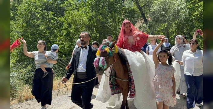 Bitlis’te atlı gelin geleneğiyle renkli görüntüler ortaya çıktı