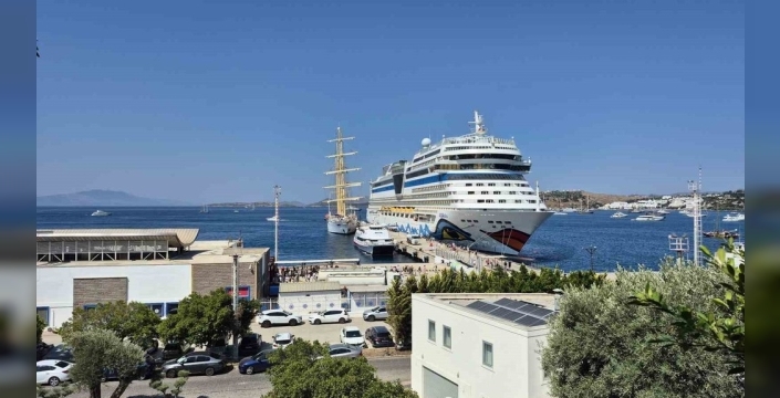 Bodrum'a dev turist akını: Üç gemi, iki bin yedi yüz altmış bir misafirle demirledi