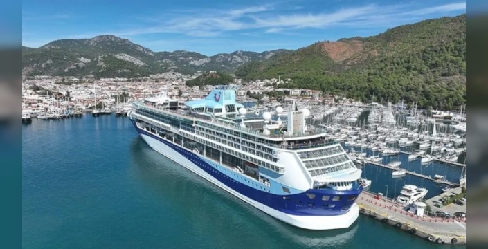 Bodrum'da kruvaziyer yoğunluğu: İki dev gemiyle bin 12 turist aynı anda indi