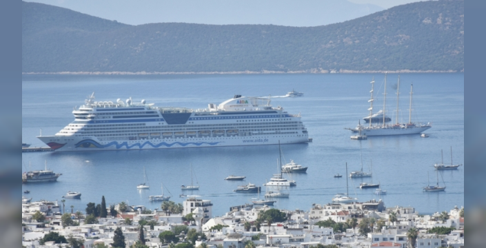 Bodrum limanına dev kruvaziyer gemileri demirledi: 2 bin 761 turist akını!