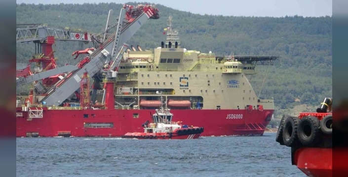 Boru döşeme gemisi 'JSD 6000', Çanakkale Boğazı'ndan geçiş yaptı