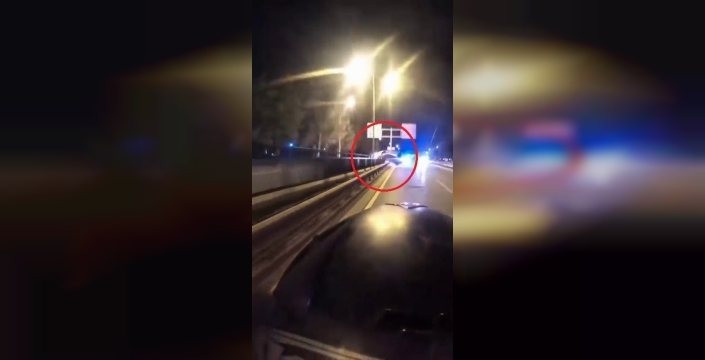 Bursa'da dehşet anları: Otomobil bariyerlere böyle çarptı, taklalar attı! Kask kamerası kaydetti