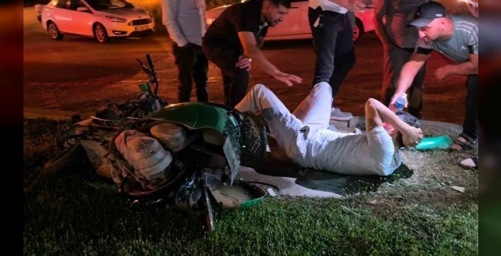 Bursa'da gece yarısı kabusu: Motosiklet sürücüsü kaldırıma ve levhaya çarparak ağır yaralandı