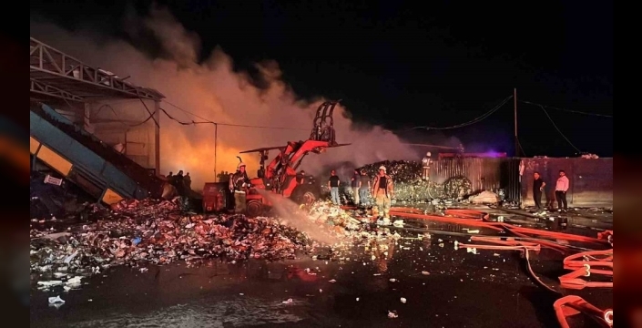 Bursa'da geri dönüşüm tesisi alevler içinde kaldı: Geceyi aydınlatan yangınla mücadele