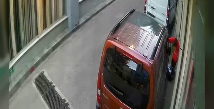 Bursa'da kan donduran anlar: 10 yaşındaki çocuk sokak ortasında vahşice darp edildi!