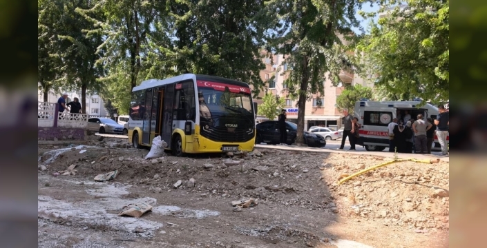Bursa'da minibüs dehşeti: Kaldırımdan iş yerine, sonra arsaya uçtu, sürücü hafif yaralı