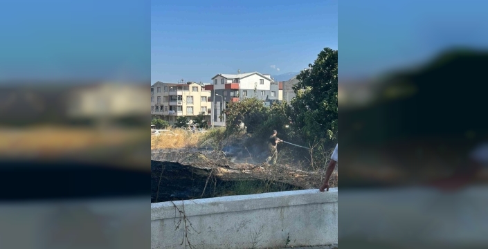 Bursa'da otluk alanda çıkan gizemli yangın, ekipler ve halkın ortak çabasıyla söndürüldü