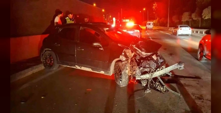 Bursa'da otomobil, baz istasyonu ve metro bariyerlerine çarparak durdu