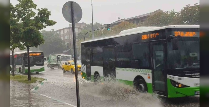 Bursa'da 'sarı kod' uyarısı tuttu: Yollar göle döndü, vatandaşlar çaresiz kaldı