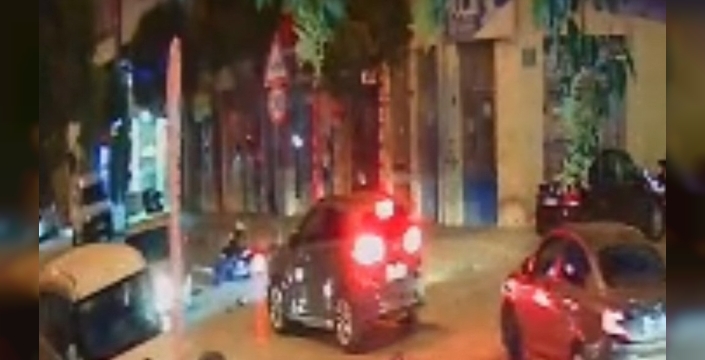 Bursa'da trafikte şok anlar: Park yerinden çıkan otomobil, hızla gelen motosikletle çarpıştı, sürücü yaralandı