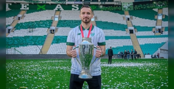Bursaspor'un şampiyonluk kahramanlarından Talha Yünkuş veda etti: 'Çocukluk hayalim gerçek oldu