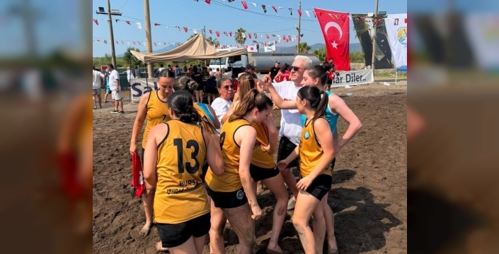 BUÜ kadın hentbol takımı, tarihi zaferle dönüyor