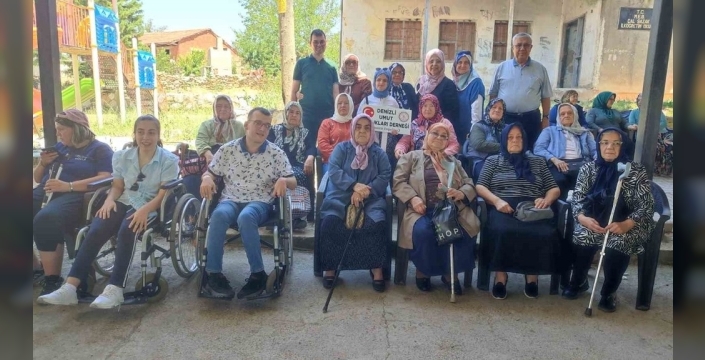 Çal ilçesinde çocuklara tarih kitabı dağıtıldı