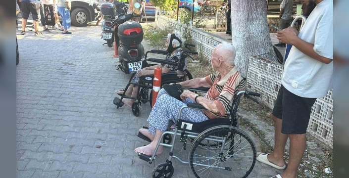 Çanakkale'de orman yangını: Yaşlı bakım merkezindeki sakinler güvenli alana taşındı