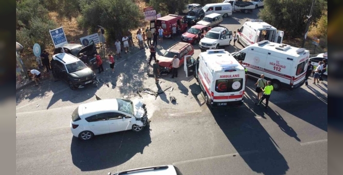 Çanakkale-İzmir karayolunda dehşet anları: 4 aracın karıştığı kazada 1'i ağır 4 kişi yaralandı, kurtarma operasyonu nefes kesti