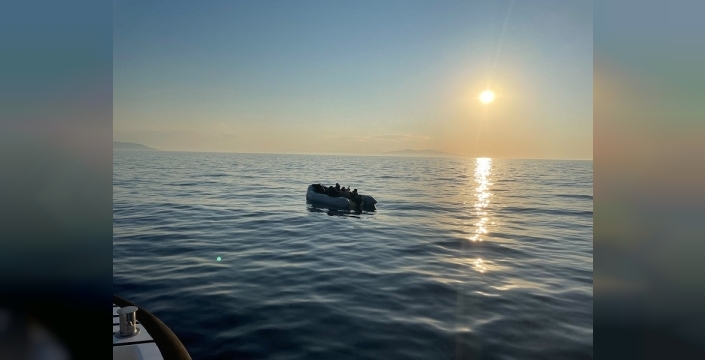 Çeşme'de lastik bottaki 20 düzensiz göçmen yakalandı