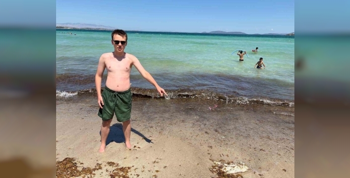 Çeşme sahilleri tatilcileri hayal kırıklığına uğrattı: Deniz yosunu ve atıklar denize girmeyi imkansız hale getirdi!