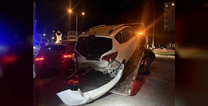 Çorum'da gece yarısı dehşeti: Otomobil önce park halindeki araçlara, sonra polis aracına çarptı, 4 yaralı