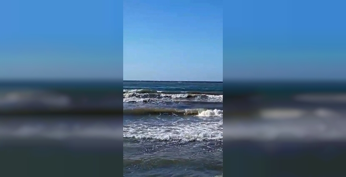 Dalgalı denize meydan okuyan vatandaş cankurtaranları terletti