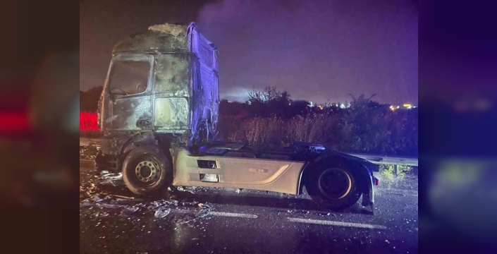 Denizli'de gece yarısı kabusu: Seyir halindeki tır alev aldı, küle döndü