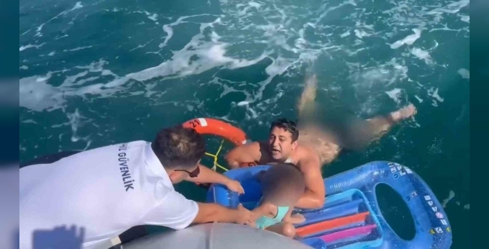 Didim açıklarında yürekleri ağza getiren anlar: Sahil Güvenlik, denizde kaybolan çocuğu ölümden döndürdü